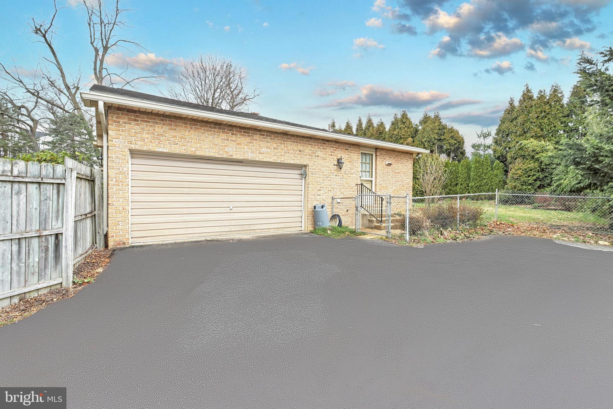 905 Plymouth Road York, PA 17402 - Photo 3 of 30 Gallery Image 3