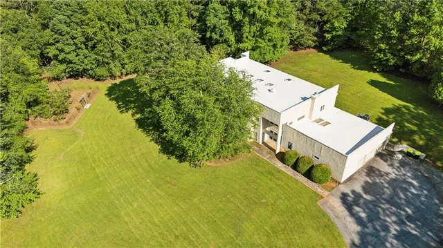 a view of a house with a yard