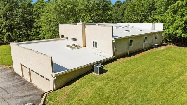 a view of a house with a backyard