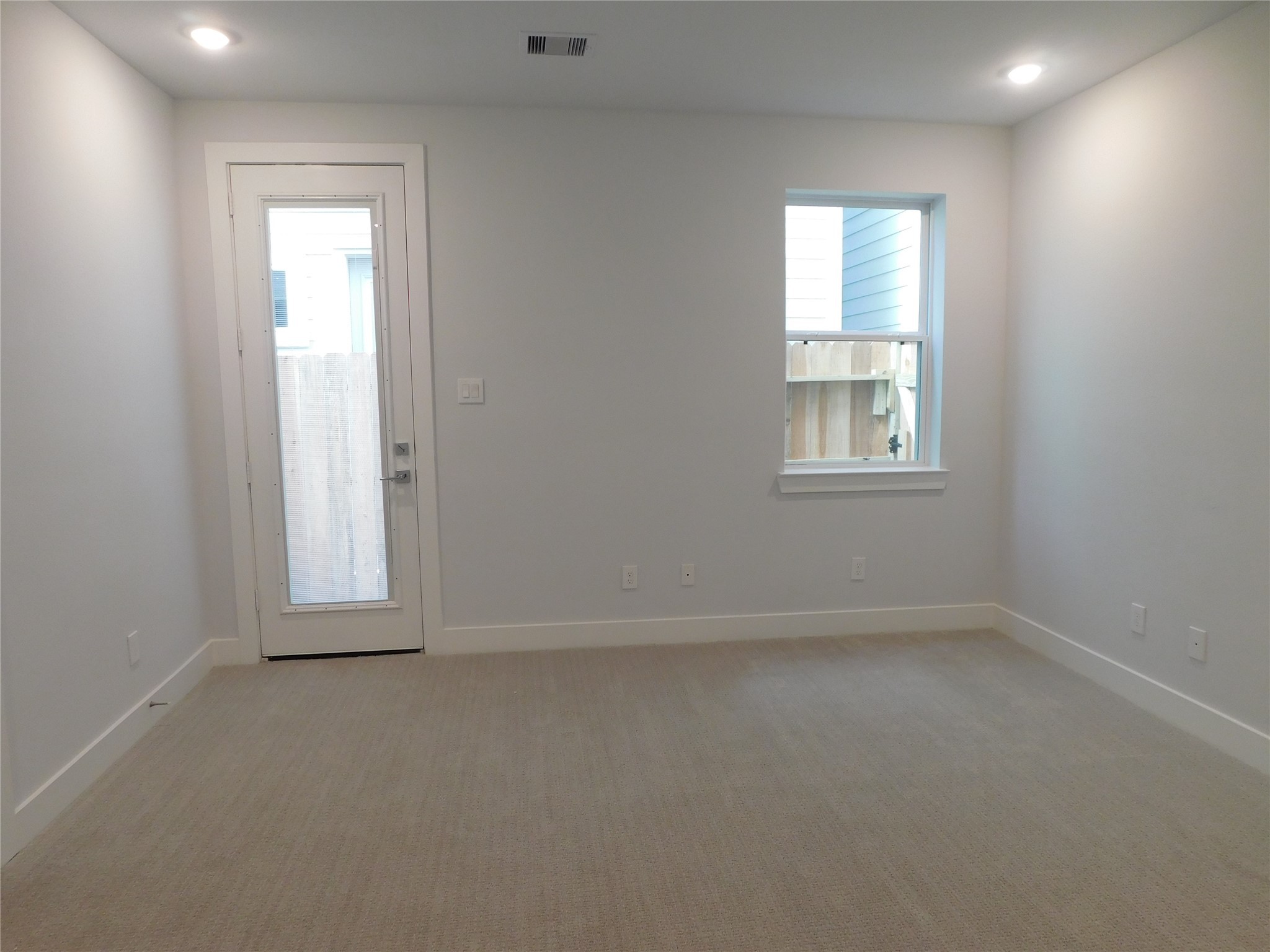4223 Eli Street Houston, TX 77007 - Photo 19 of 46 an empty room with windows