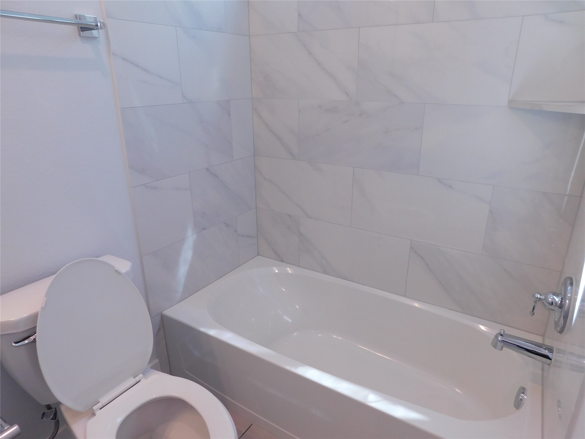 4223 Eli Street Houston, TX 77007 - Photo 28 of 46 a bathroom with a toilet and bathtub