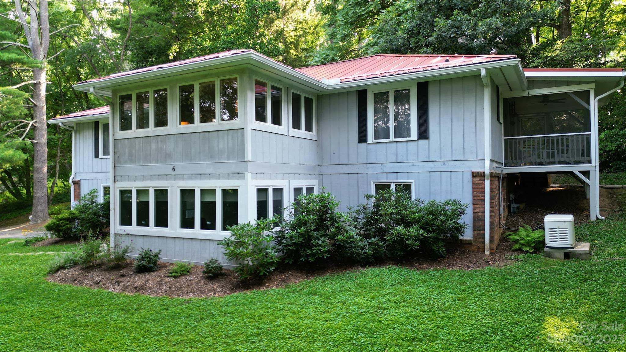 6 Cambridge Road Asheville, NC 28804 - Photo 34 of 35 a front view of a house with garden