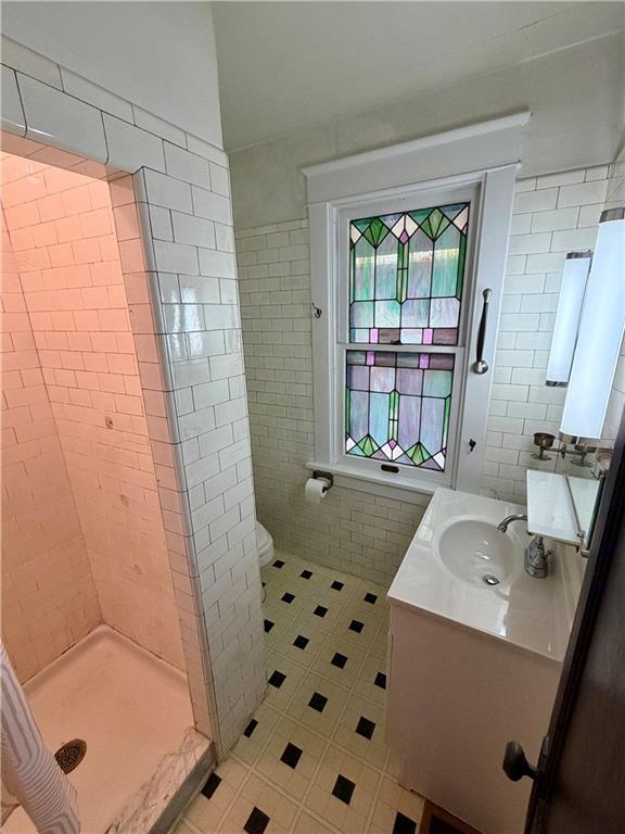 308 Broad Street Butler, PA 16001 - Photo 18 of 41 Primary Bathroom