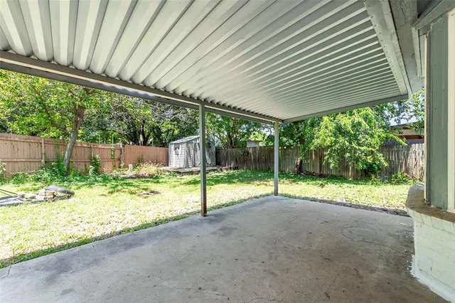 a view of a house with backyard and garden