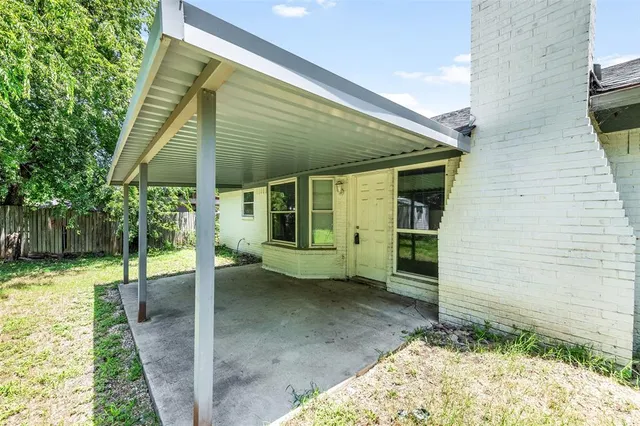 a view of a house with swimming pool and a yard