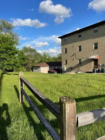 a view of a back yard