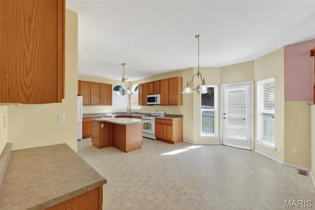 $304,900 | 154 Riverwood Park Drive, Florissant, MO 63031