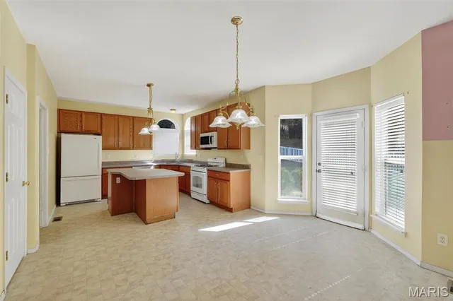 $304,900 | 154 Riverwood Park Drive, Florissant, MO 63031