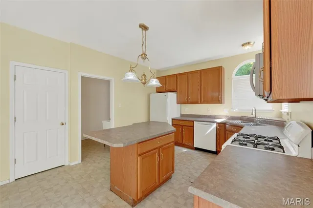 $304,900 | 154 Riverwood Park Drive, Florissant, MO 63031