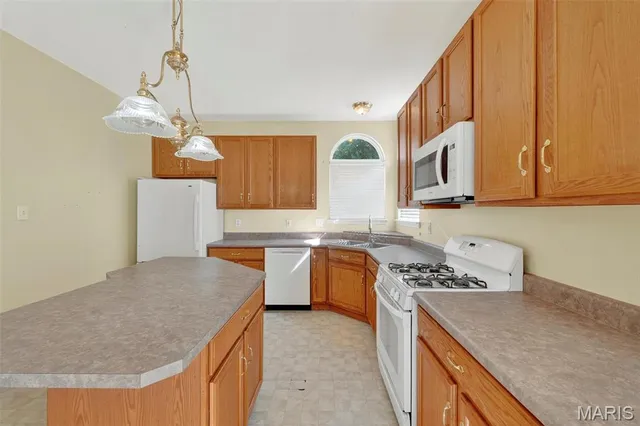 $304,900 | 154 Riverwood Park Drive, Florissant, MO 63031