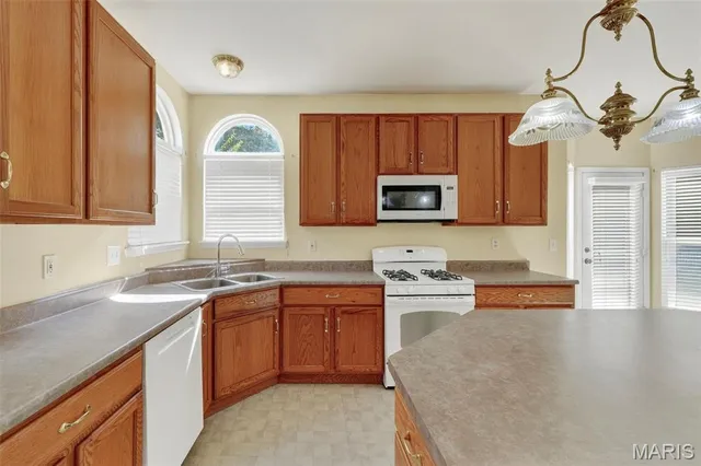 $304,900 | 154 Riverwood Park Drive, Florissant, MO 63031