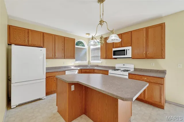 $304,900 | 154 Riverwood Park Drive, Florissant, MO 63031