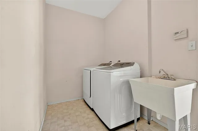 $304,900 | 154 Riverwood Park Drive, Florissant, MO 63031