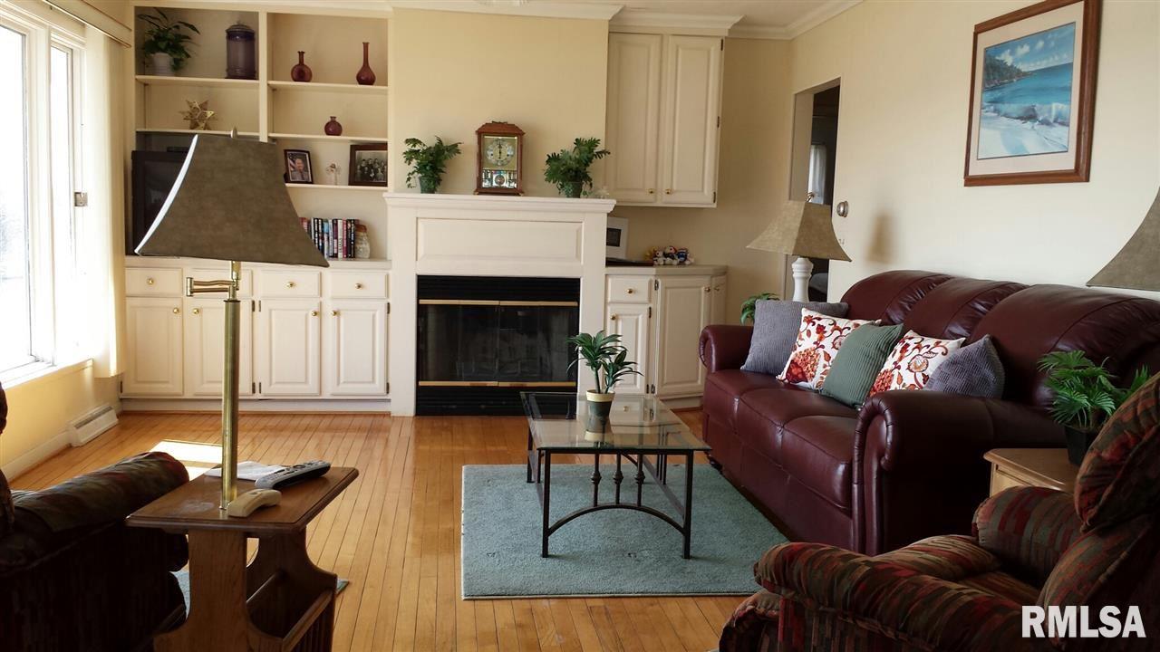 624 South Cody Road Le Claire, IA 52753 - Photo 3 of 9 Gallery Image 3