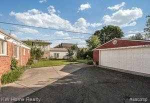 23124 Farmington Road Farmington, MI 48336 - Photo 40 of 42 2 Car Garage.jpg