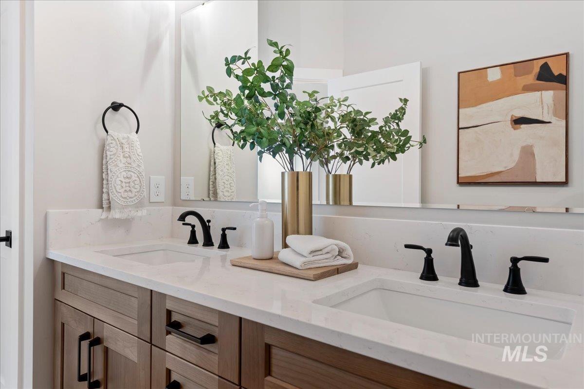 901 West Malbar Street Meridian, ID 83646 - Photo 23 of 33 Bathroom featuring double vanity