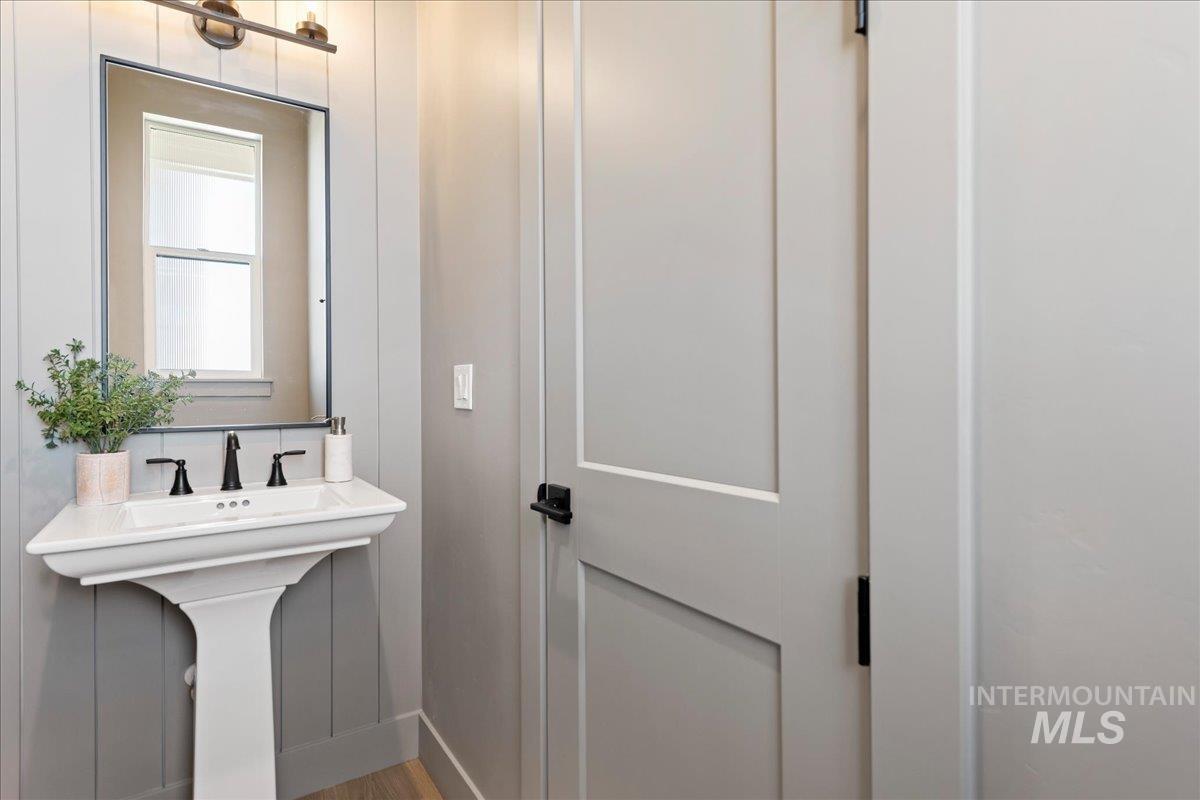 901 West Malbar Street Meridian, ID 83646 - Photo 26 of 33 Bathroom with wood finished floors