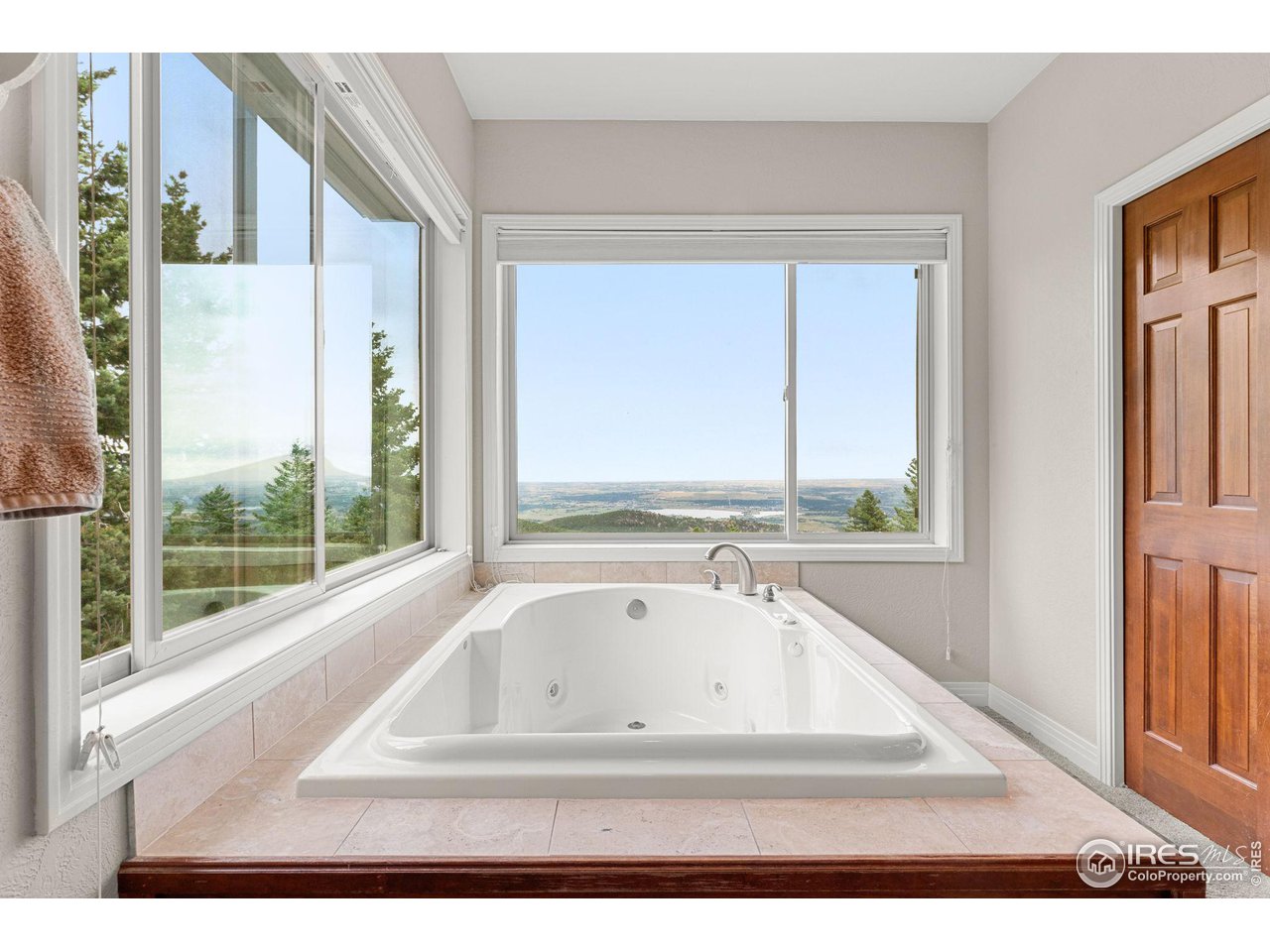 309 Sunrise Lane Boulder, CO 80302 - Photo 19 of 40 a view of bathroom with bathtub and window