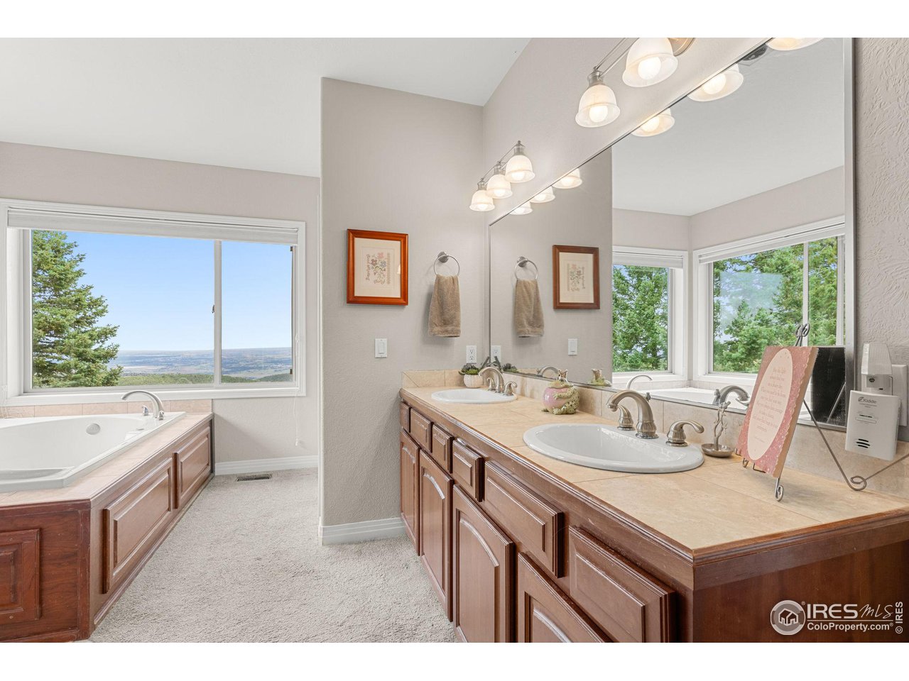 309 Sunrise Lane Boulder, CO 80302 - Photo 20 of 40 a bathroom with a sink a vanity and a bathtub