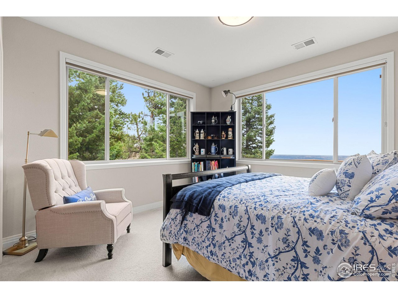 309 Sunrise Lane Boulder, CO 80302 - Photo 31 of 40 a bedroom with a large bed and a large window