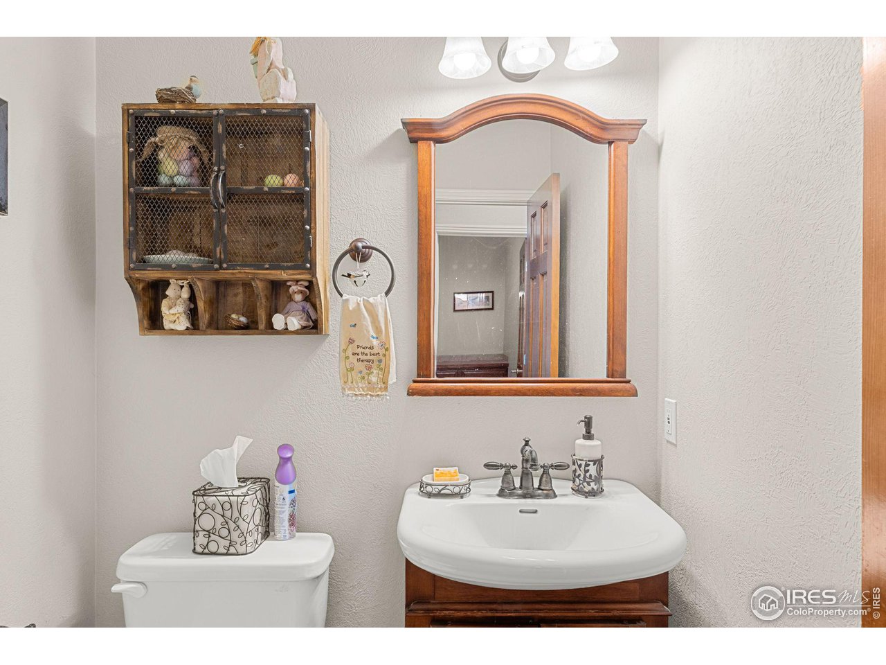 309 Sunrise Lane Boulder, CO 80302 - Photo 32 of 40 a bathroom with a sink and a mirror