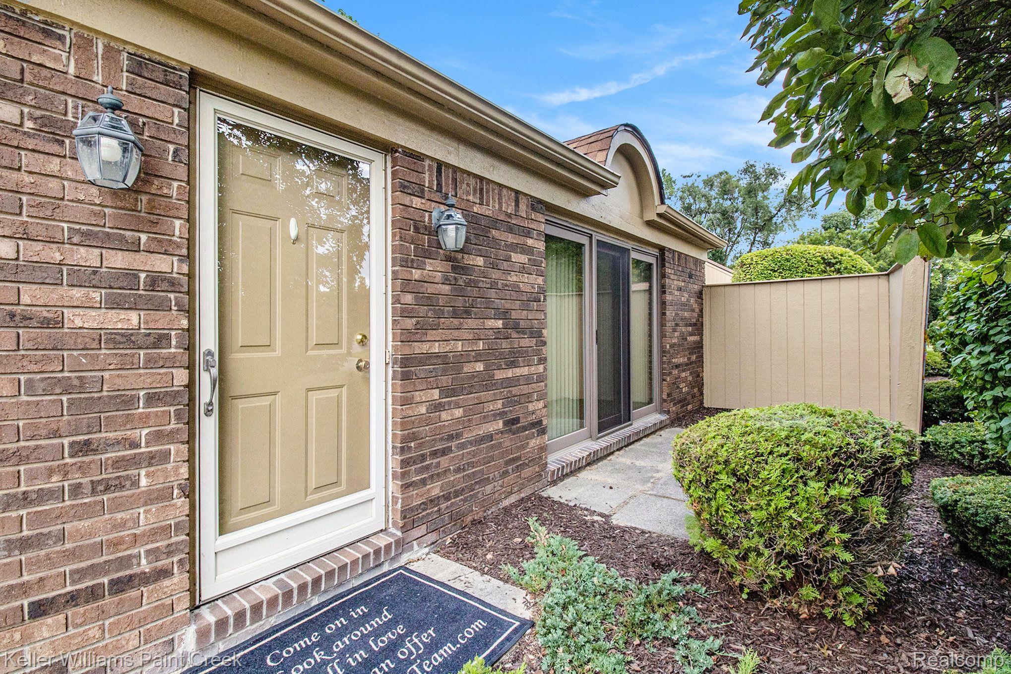 2351 Rochelle Park Drive Rochester, MI 48309 - Photo 1 of 20 This charming condo offers easy living!