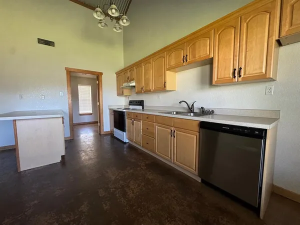 $1,300 | 202 East 3rd Street, Tolar, TX 76476