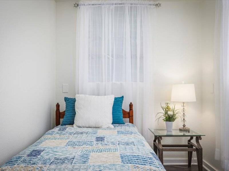 84-5193 Hawaiʻi Belt Road Captain Cook, HI 96704 - Photo 20 of 30 a bedroom with a bed and a potted plant