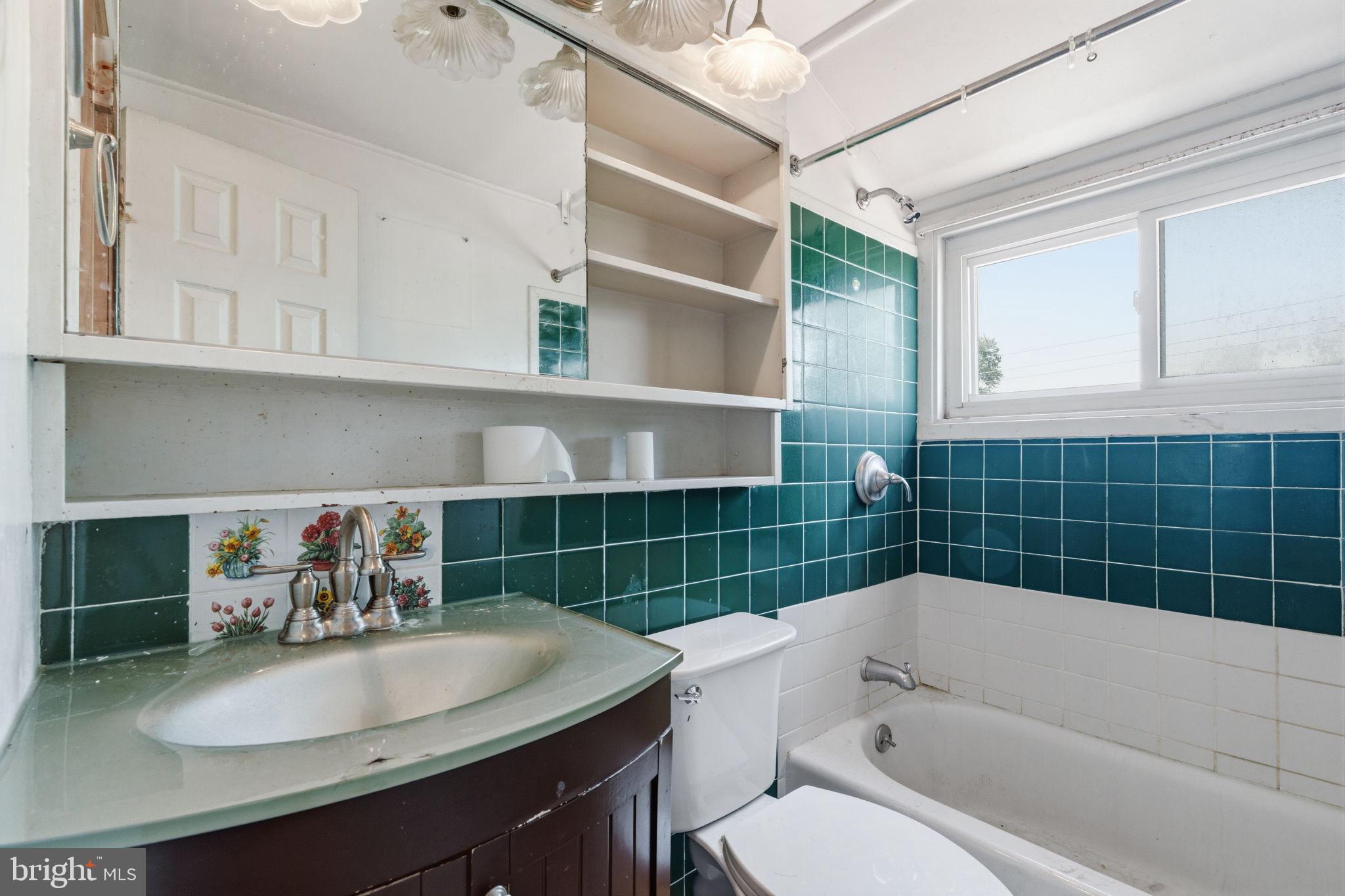 21 Iris Road Levittown, PA 19057 - Photo 25 of 32 2nd Floor Bath
