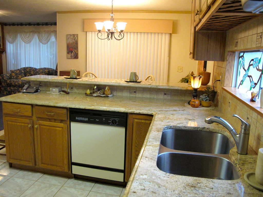 7 Winneconnett Road Worcester, MA 01605 - Photo 3 of 29 Gallery Image 3