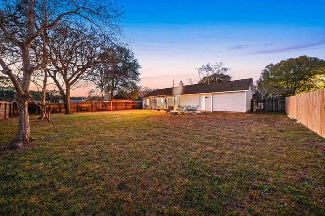 a view of a yard with a house