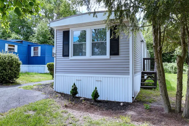 a view of a house with backyard and garden