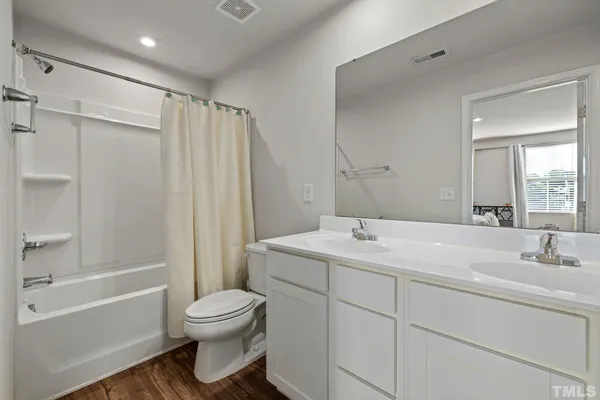 a view of a house with backyard and yard