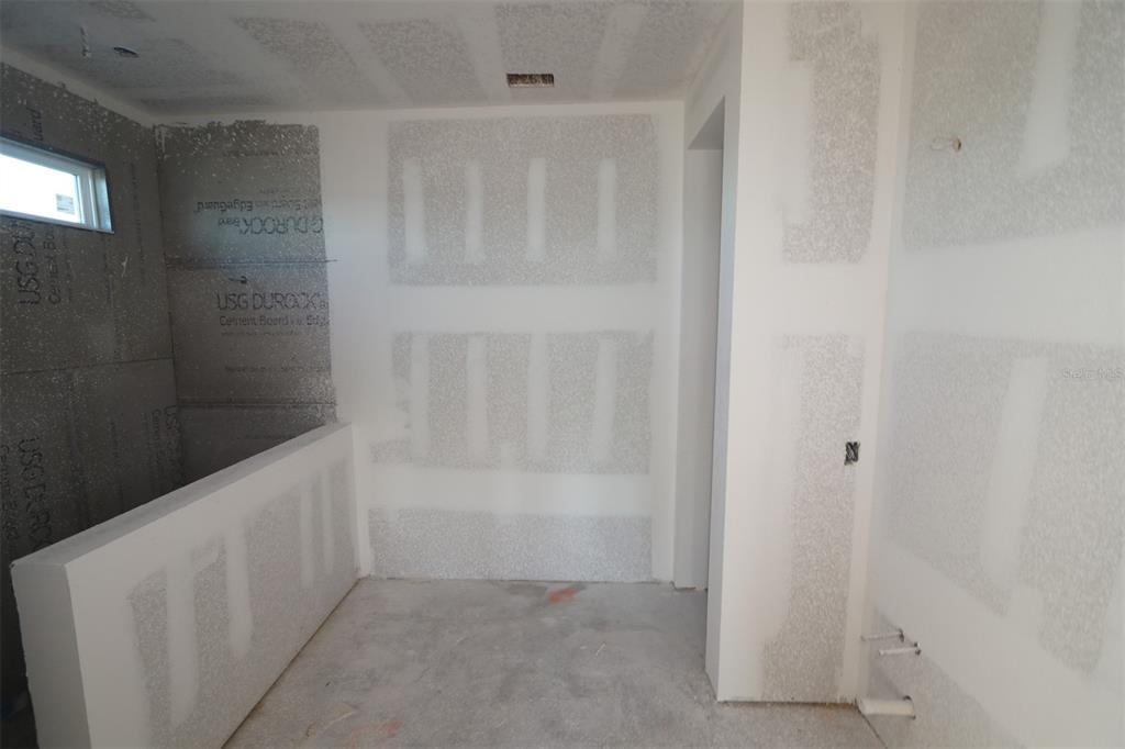 17972 Foxtail Loop Venice, FL 34293 - Photo 6 of 15 a bathroom with a bathtub