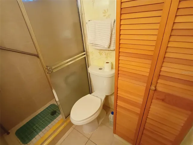 a bathroom with a toilet and a shower