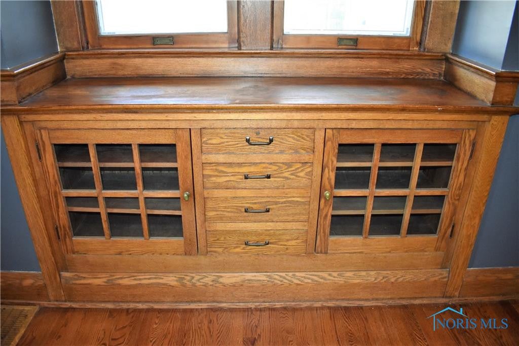 1725 Gilbert Road Toledo, OH 43614 - Photo 9 of 49 Beautiful built-in buffet.
