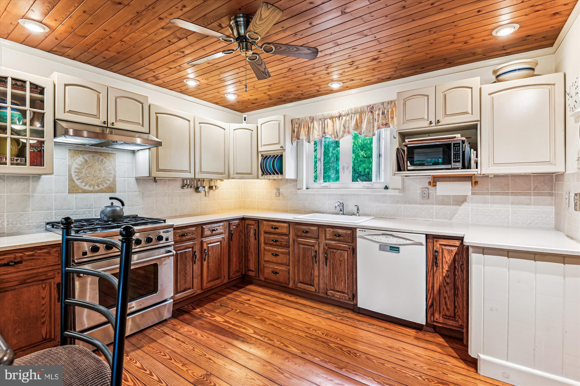 4441 Solomons Island Road Harwood, MD 20776 - Photo 32 of 87 a kitchen with stainless steel appliances granite countertop a stove and a sink