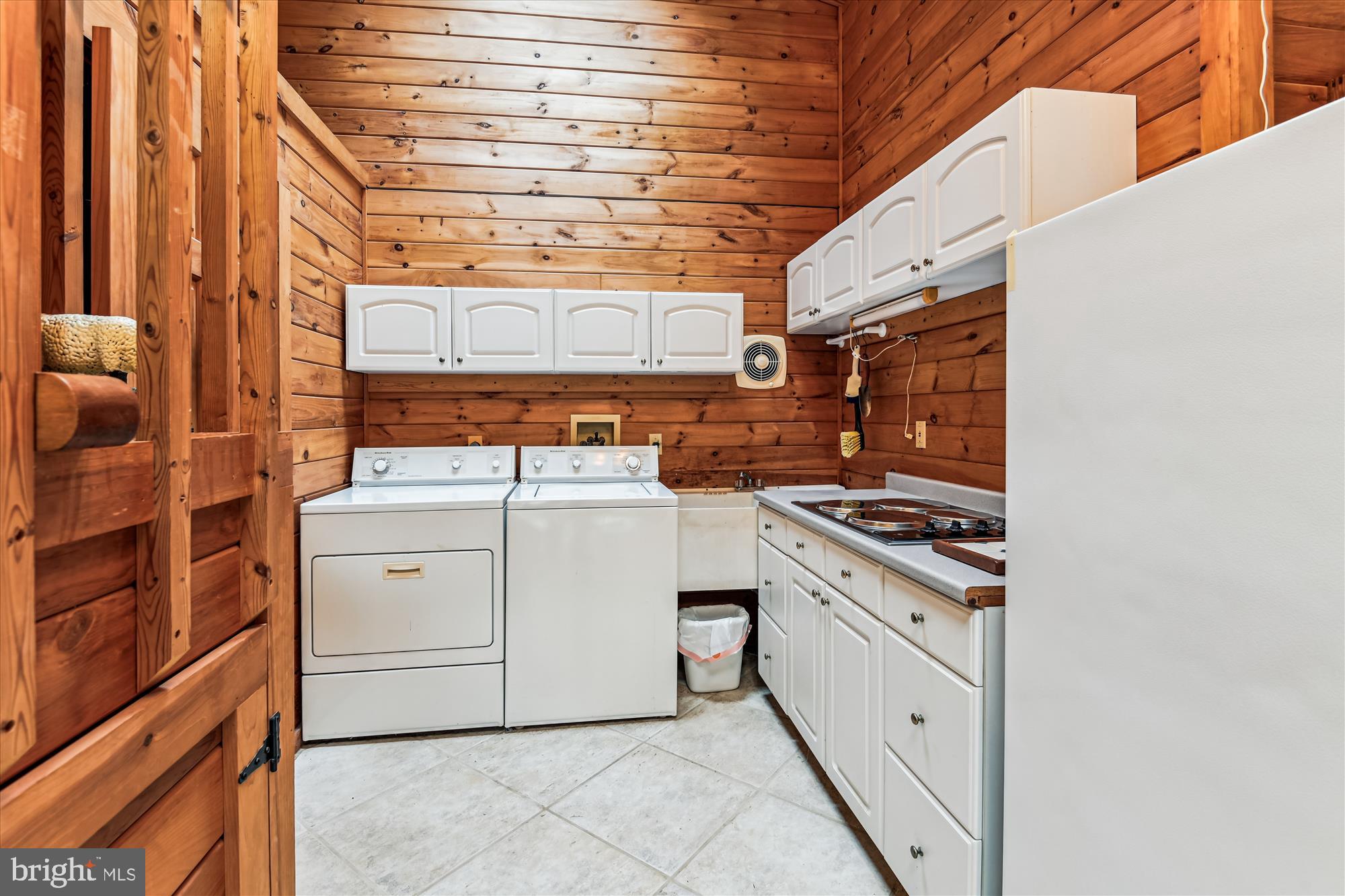 4441 Solomons Island Road Harwood, MD 20776 - Photo 43 of 87 a utility room with dryer and washer