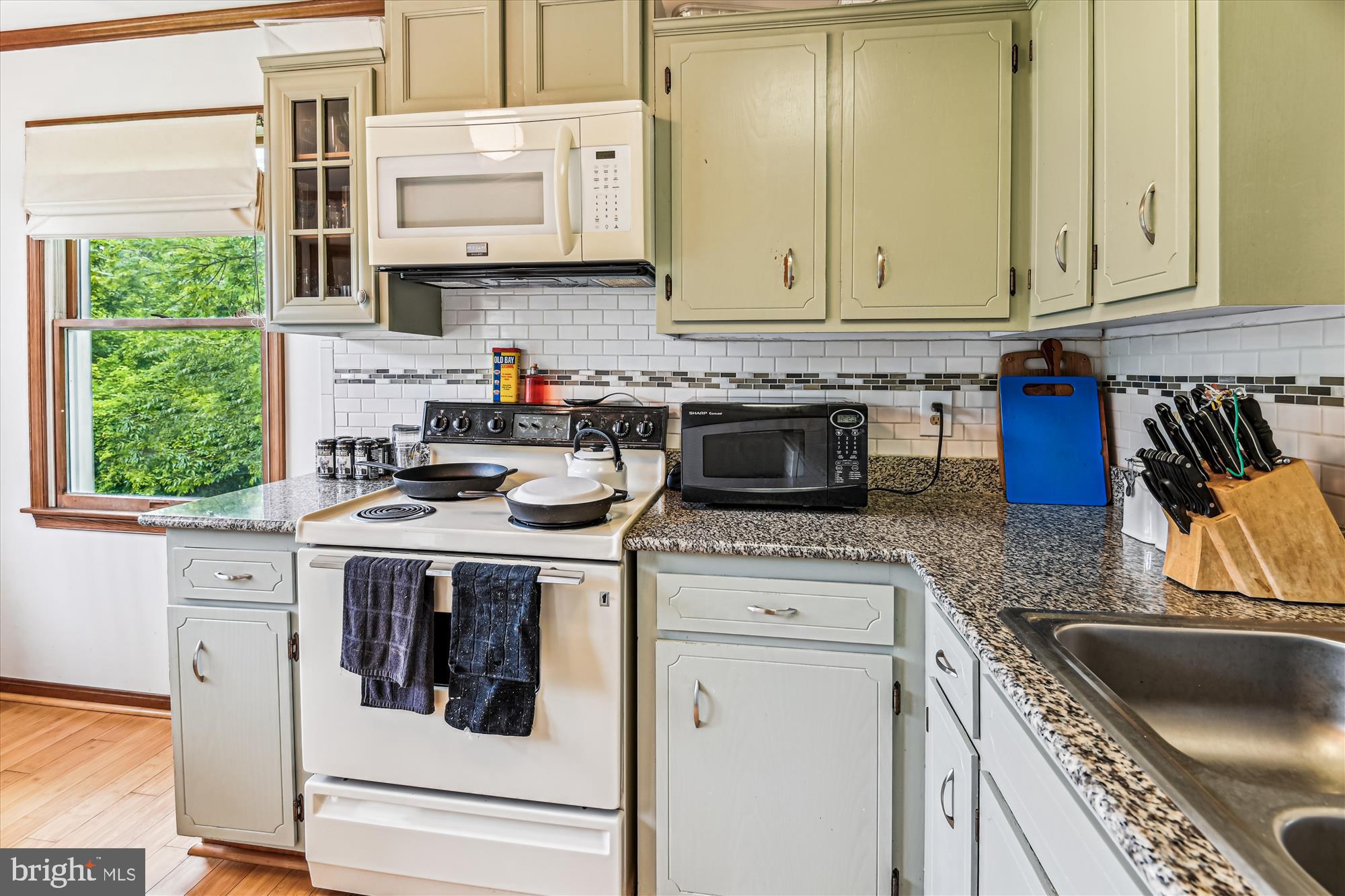 4441 Solomons Island Road Harwood, MD 20776 - Photo 70 of 87 a kitchen with stainless steel appliances granite countertop a stove and a sink