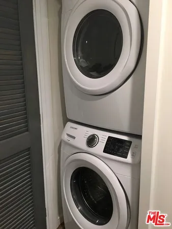 a close up view of a washer and dryer
