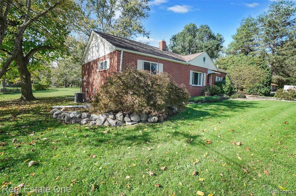 125 Shadywood Road Rochester Hills, MI 48307 - Photo 3 of 24