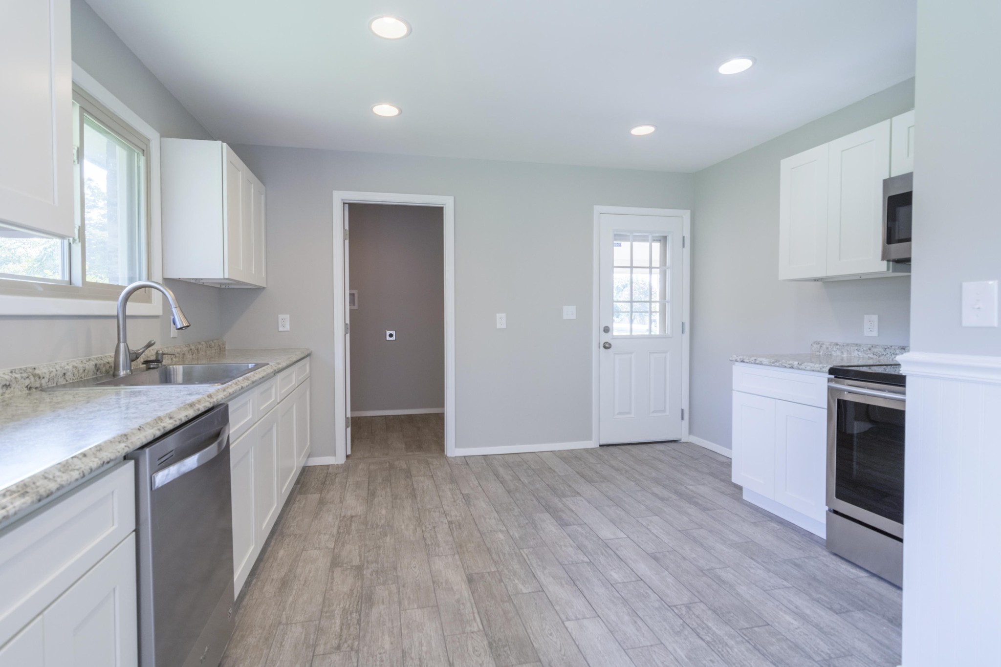 4309 Royalview Road Knoxville, TN 37921 - Photo 14 of 29 a kitchen with granite countertop a sink cabinets and stainless steel appliances