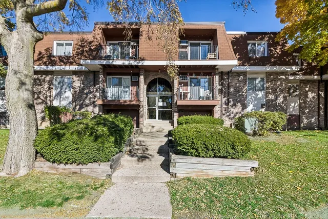 $159,000 | 620 Mesa Drive, Unit 310, Hoffman Estates, IL 60169