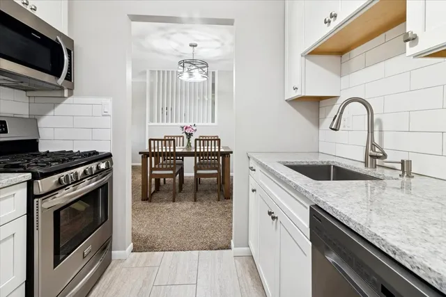 $159,000 | 620 Mesa Drive, Unit 310, Hoffman Estates, IL 60169