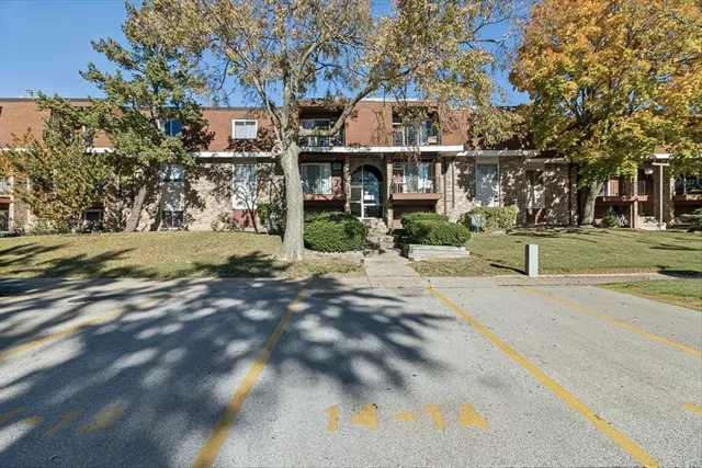 $159,000 | 620 Mesa Drive, Unit 310, Hoffman Estates, IL 60169