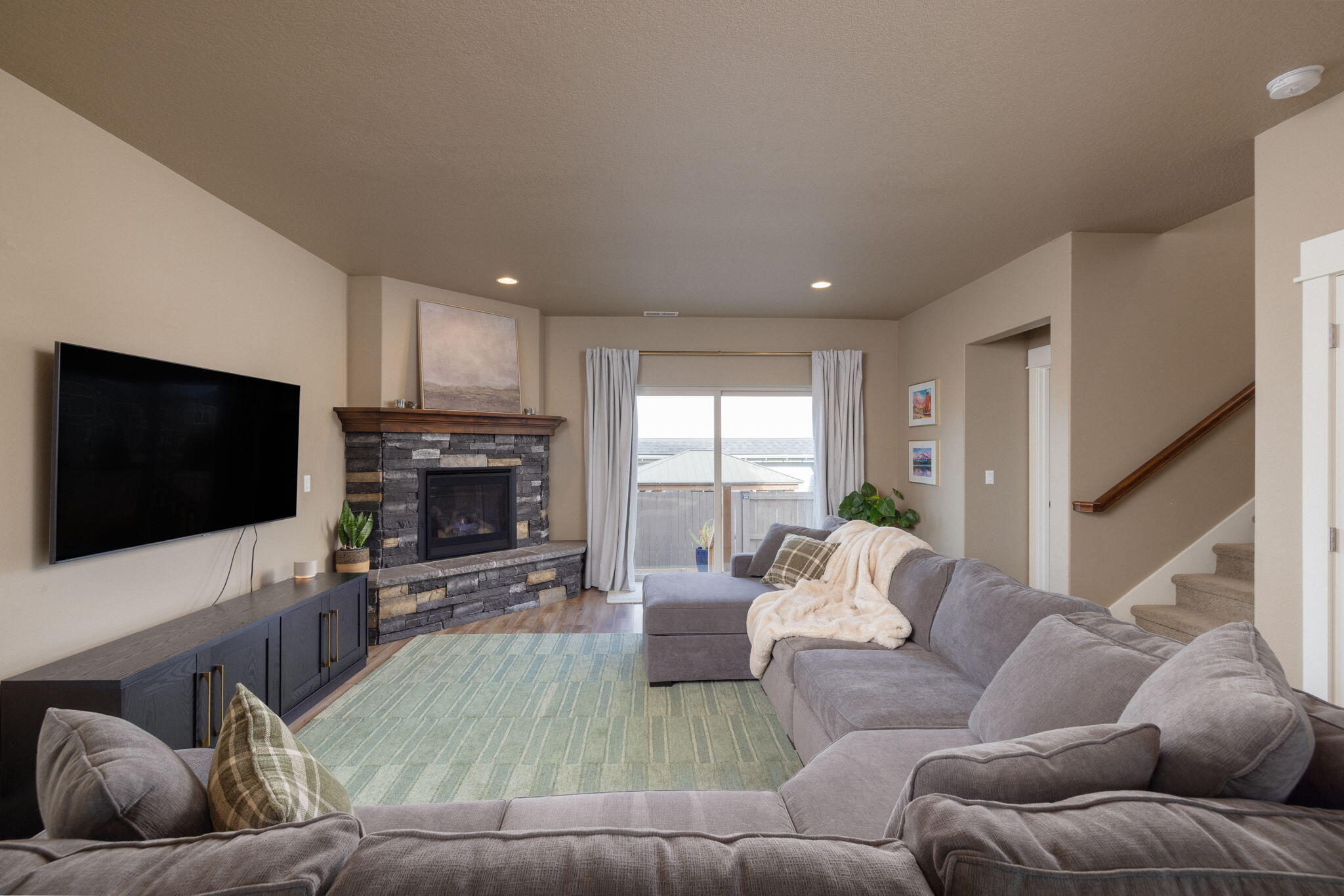 62905 Daniel Road Bend, OR 97701 - Photo 5 of 23 Living Room