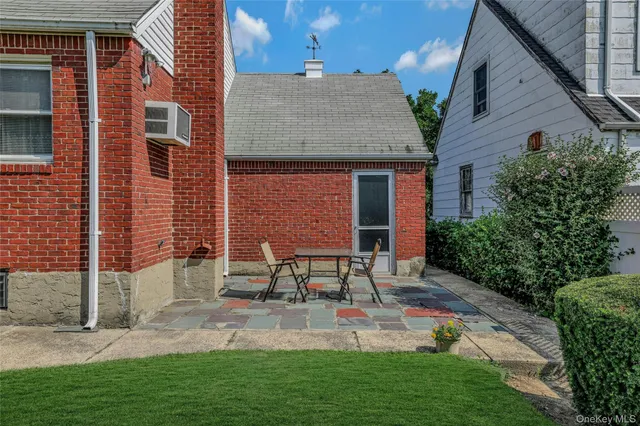 $959,000 | 908 6th Avenue, New Hyde Park, NY 11040