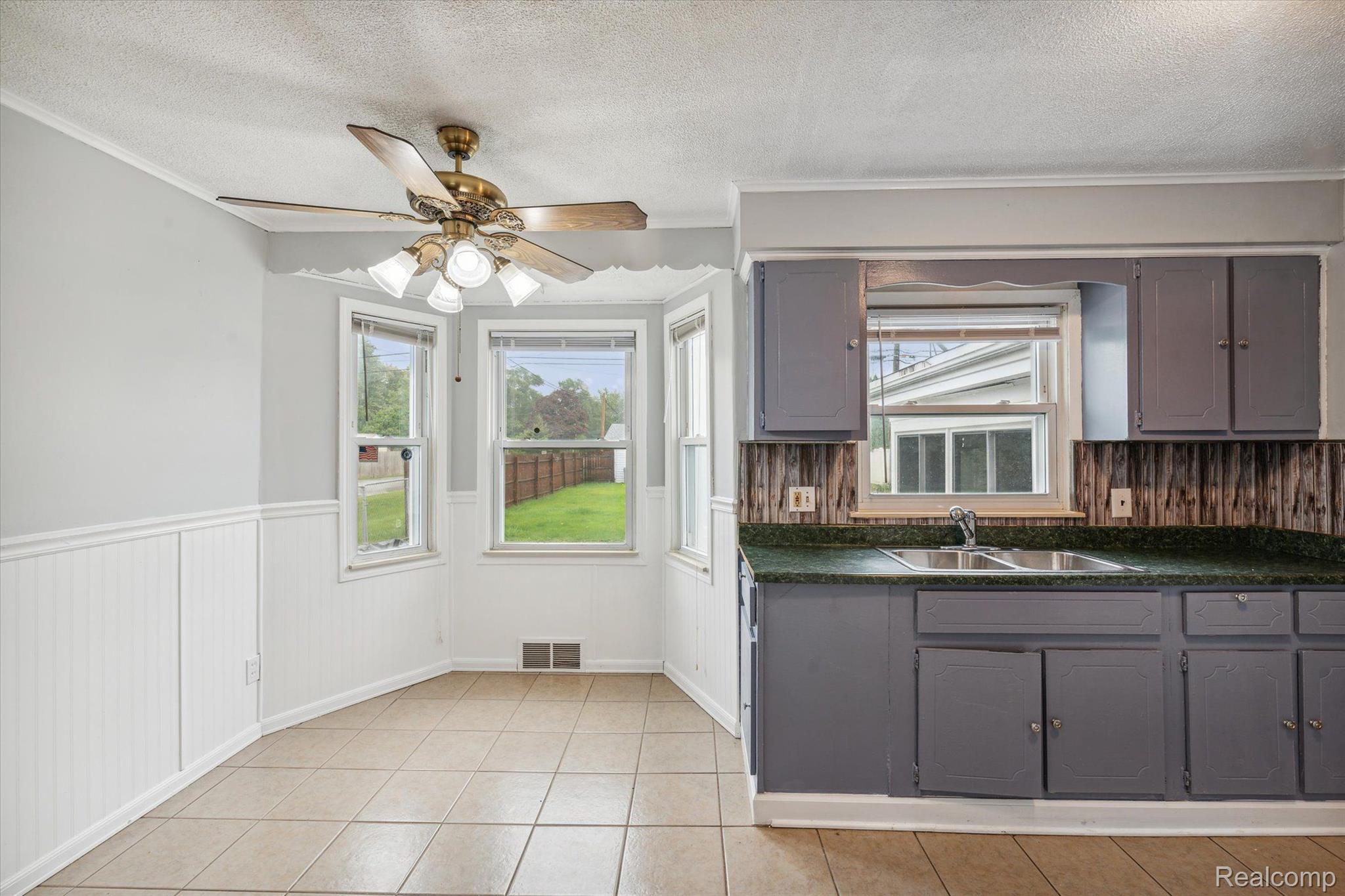 15813 Allen Road Southgate, MI 48195 - Photo 9 of 35 Kitchen and dining room