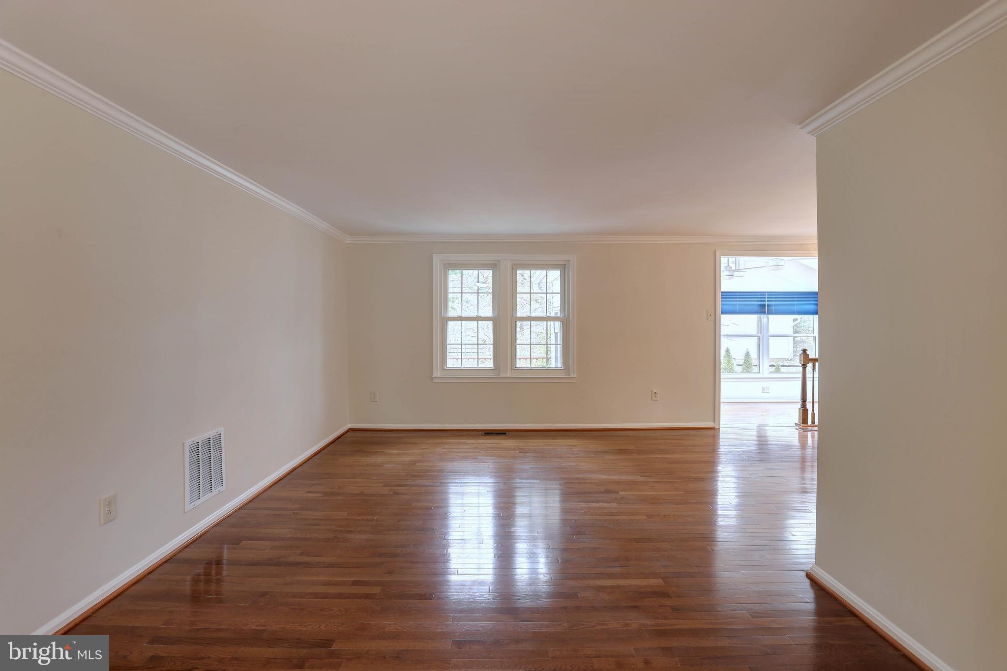 9451 Keepsake Way Columbia, MD 21046 - Photo 4 of 54 Living Room