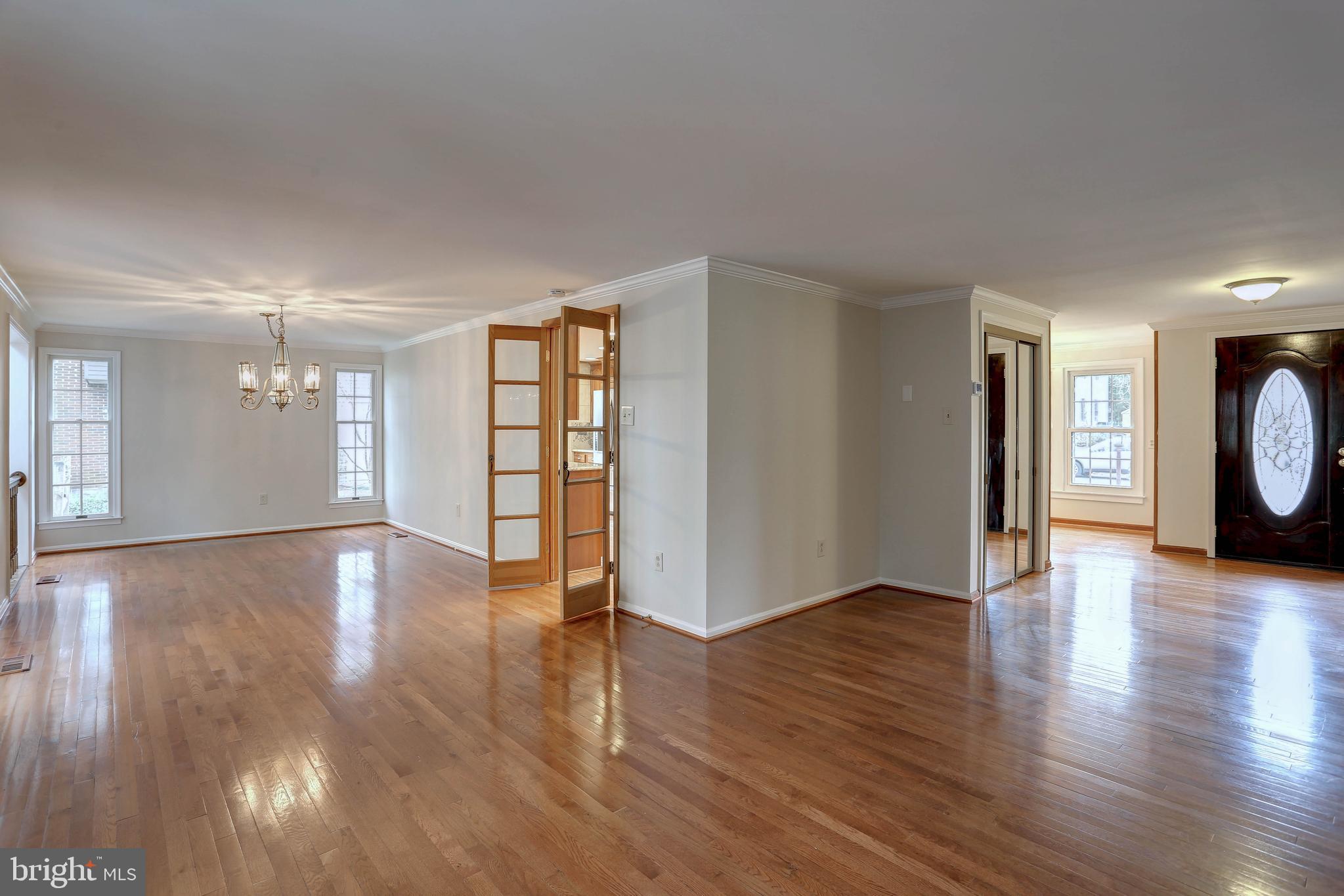 9451 Keepsake Way Columbia, MD 21046 - Photo 6 of 54 Living Room/Dining Room
